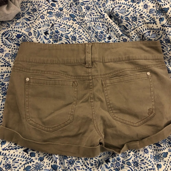 army green ripped shorts size 7 - Picture 2 of 3
